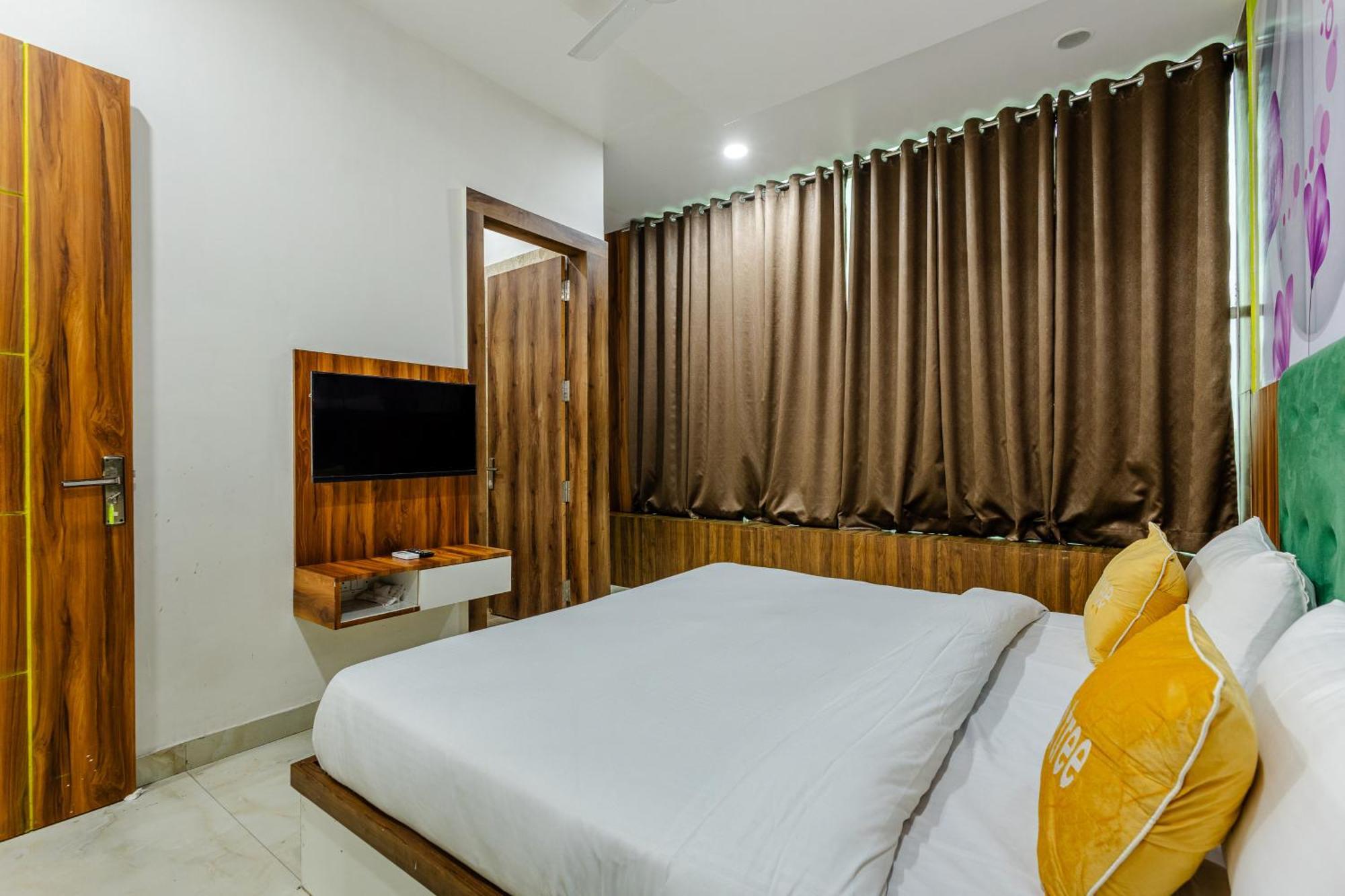 Lime Tree Hotel And Banquet Vrindāvan Eksteriør bilde